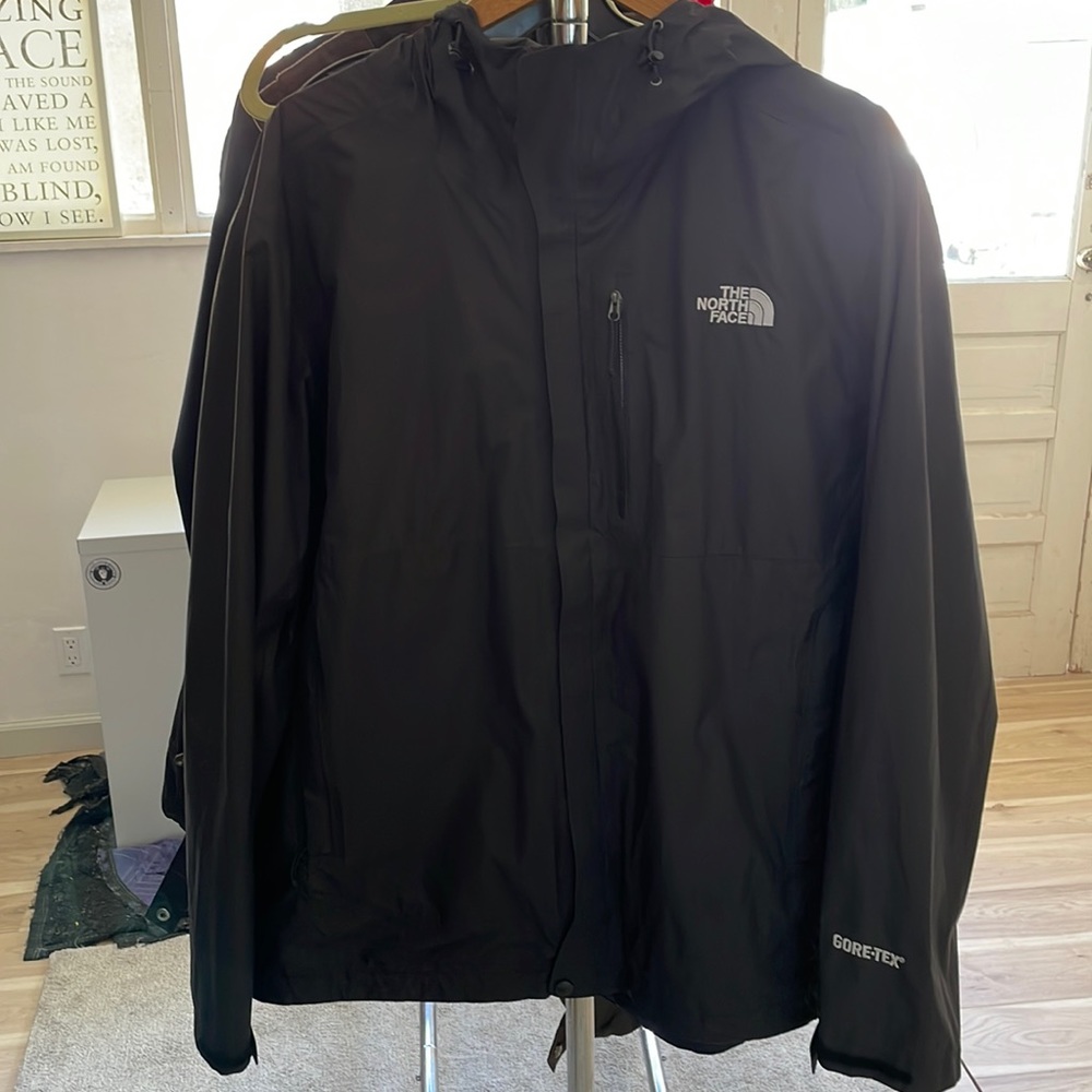 The North Face Windbreaker (Mens)